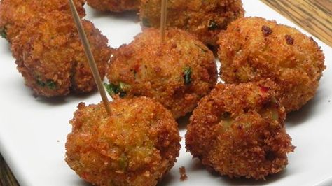 Crawfish Boulettes Crawfish Croquettes, Crawfish Balls, Mardi Gras Snacks, Crawfish Recipe, Pistolettes Recipe, Cajun Trinity, Mardi Gras Appetizers, Crawfish Dishes, Creole Dishes