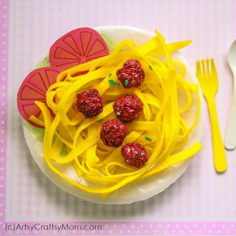 Kids can't say no to pasta, even when it's made of paper! Our Spaghetti and Meatballs Craft for Kids is super easy and looks better than the real thing! Food Spaghetti, Pasta Crafts, Diy Pasta, Food Collage, Spaghetti Meatballs, Pretend Play Food, Felt Play Food, Pretend Food, Toy Food