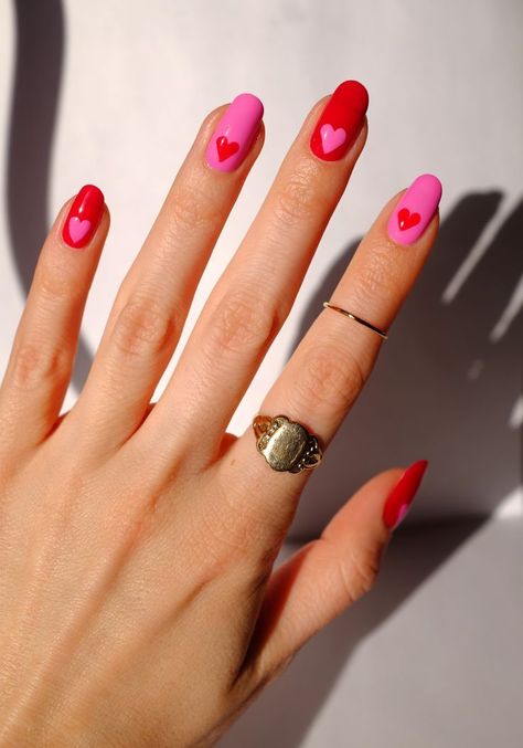 Valentine Nails Pink, Red Nail Art, Diy Acrylic Nails, Heart Nail Art, Heart Nail, Nail Designs Valentines, Pink Nail Art, Red Nail Designs, Trendy Nail Art