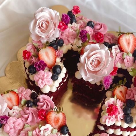 Bindu on Instagram: "My first time making a number cake! I love the client’s choice for this design! 
Details: Red velvet cake with cream cheese icing, topped with buttercream flowers, blueberries, fresh strawberries, and faux flowers.

#CakeDesign #NumberCake #RedVelvetCake #CustomCakes #CakeDecorating #ButtercreamFlowers #BakersOfInstagram #CakeInspiration #CakeArt #DessertLovers #SweetTooth #BakingLove #FreshBerries #InstaCakes #FoodPhotography #friscocustomcakes #numbercakeindallas" Red Velvet Strawberry, Cake With Cream Cheese Icing, Cake Red Velvet, Number Cake, Cream Cheese Icing, Number Cakes, Buttercream Flowers, Velvet Flowers, Cake With Cream Cheese