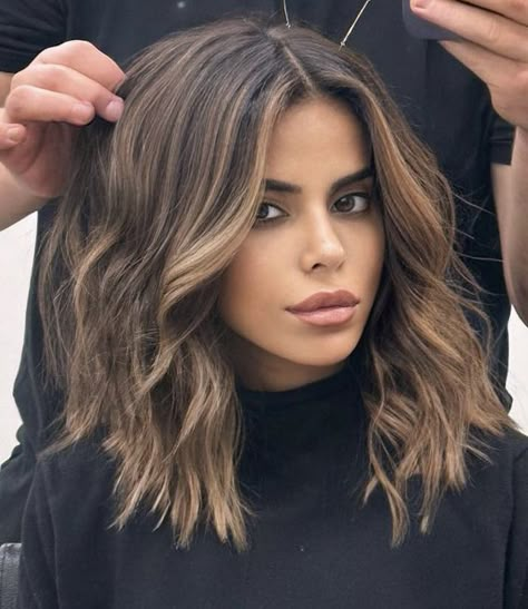 Shoulder Length Chocolate Balayage, Short Brunette Hair With Balayage, Medium Length Brown With Highlights, Mid Length Lob Straight, New Brunette Hair Trends, Chocolate Brown Hair With Highlights Bob, Carmel Beige Highlights, Balayage Hair Over 50, Choppy Bob Hairstyles Brunette