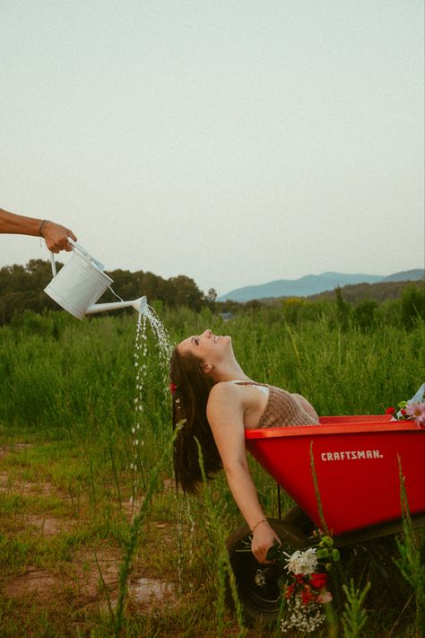 Wheelbarrow Photoshoot Ideas, Wheelbarrow Senior Pictures, Wheel Barrel Photoshoot, Fun Photo Shoot Ideas Creative, Fun Outdoor Photoshoot Ideas, Flower Farm Photoshoot Ideas, Bungalow Photoshoot, Wheelbarrow Photoshoot, April Photoshoot Ideas