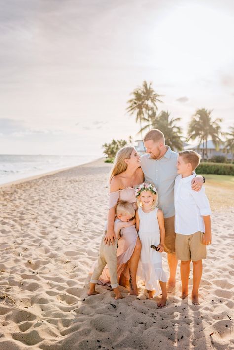 Capture the beauty of Oahu’s beaches with our family beach photo session. We’ll snap beautiful photographs that will immortalize the moment and make your family vacation even more special. Whether it’s sunrise or sunset, we can capture the scenery and your family during this amazing time. We guarantee you’ll get photos that you can share with friends and family for years to come. Hawaiian Beach Family Photos, Family Pictures In Hawaii, Tropical Family Photos, Maui Family Photos, Hawaii Family Photos, Hawaii Family Photoshoot Outfits, Hawaii Photoshoot, Sunset Family Photos, Beach Family Photography