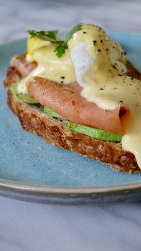 Eggs Benedict with salmon and avocado – Scandinavian Simple Eating Avocado Eggs Benedict, Salmon Eggs Benedict, Salmon And Avocado, Avocado Eggs, Simple Eating, Salmon Eggs, Hollandaise Sauce, Poached Eggs, Breakfast Dishes