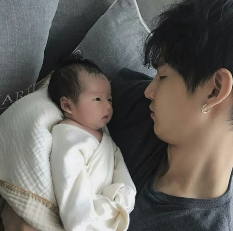 [DIHARAPKAN FOLLOW SEBELUM MEMBACA] Nikah muda karena hamil duluan? … #romansa # Romansa # amreading # books # wattpad Couple With Baby, Father And Baby, Ulzzang Kids, Cute Asian Babies, Korean Babies, Asian Kids, Dad Baby, Asian Babies