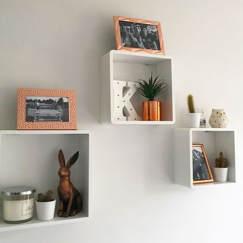 Square Shelf Ideas, Floating Shelves Square, Cube Wall Shelf Decor Ideas, Square Shelves On Wall, Square Shelves Decor Cubes, Wall Cubes Ideas Decor, Square Shelf Decor, Square Wall Shelves, Square Bookshelf