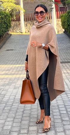 Look Boho Chic, Street Fashion Style, Classy Winter Outfits, Poncho Style, Classy Casual Outfits, Looks Chic, Casual Fall Outfits, Winter Fashion Outfits, Ponchos