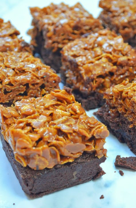 Caramel Cornflake Crunch Brownies | Baking with Aimee. Autumn Bakes Recipes, Autumn Traybakes, Tray Bakes Desserts, Tray Cakes Ideas, Autumn Brownies, Autumn Baking Ideas, Funnel Cake Toppings, Autumnal Baking, Simple Baking Ideas