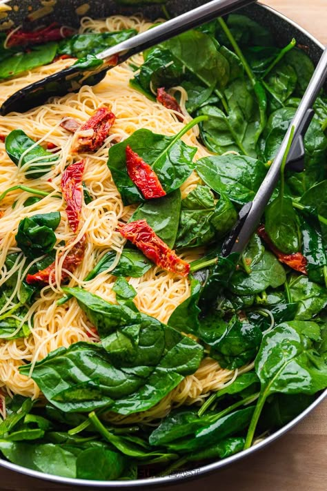 Shrimp Spinach Sundried Tomato Pasta, Spinach Angel Hair Pasta, Tomato Wine Recipe, White Wine Pasta Sauce, Dried Tomato Pasta, Angel Hair Pasta Recipes, Pasta Board, Pasta Con Broccoli, Spinach Pasta Recipes