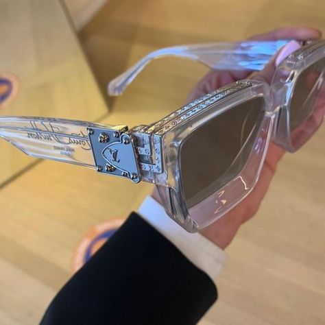 Meech (@stylebymeech) • Instagram photos and videos Pretty Sunglasses, Crown Aesthetic, From Russia With Love, Pinterest Page, Throwing Shade, Designer Shades, Trendy Glasses, Cute Sunglasses, Cute Glasses