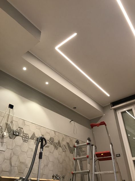 Strip Led  incassati nel cartongesso Strip Led Controsoffitto, Strip Led, Open Space, Home Living Room, Track Lighting, Interior Decorating, Ceiling, Ceiling Lights, Home And Living