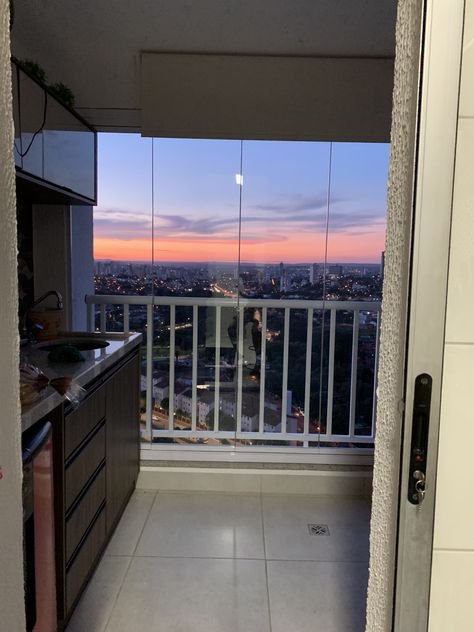 Vista de um lindo pôr do sol pela varanda gourmet de apartamento Varanda Aesthetic, Sleeping Room Design, Dream Apartment Decor, Sleeping Room, Nyc Life, Dream Apartment, Photo Art Gallery, Dream House Decor, House 2