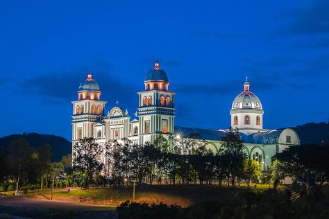 Basílica de Suyapa. Tegucigalpa, Honduras | Cristian Torres | Flickr Tegucigalpa Honduras, Tegucigalpa, Wallpaper Pc, Central America, Honduras, Guatemala, Costa Rica, Notre Dame, House Styles