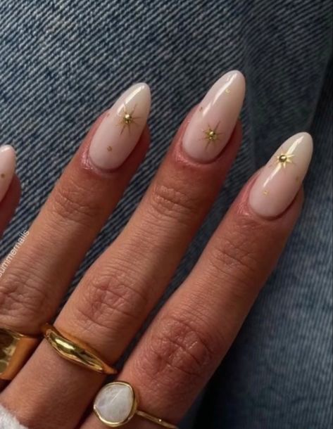 Clear Nails With Gold Stars, Neutral Fun Nail Designs, Neutral Nails Stars, Short Nails With Gold Lines, Dainty Acrylic Nail Designs, Wedding Nails Alternative, Wedding Nails Stars, Minimal Star Nails, Gold Starburst Nails