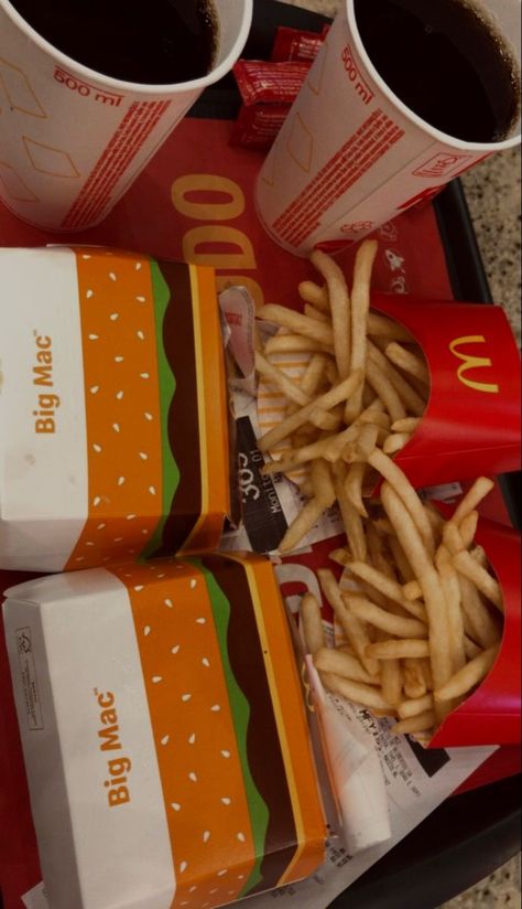 Mcdonald's Snapchat, Mcdonalds French Fries, Mcdonald's Aesthetic, Mcdonalds Recipes, Fast Food Drinks, Mcdonald Menu, Food Places, Snap Food, Looks Yummy