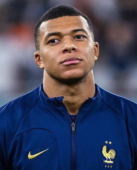 French Football Players, Neymar Football, Football Players Images, Soccer Boyfriend, Easy Drawings For Beginners, Dark Skin Men, Photos For Profile Picture, Kylian Mbappe, Soccer Funny