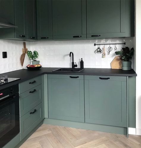 Love this green kitchen details Green Kitchen Black Worktop, Green And Black Kitchen, Dark Green Kitchen, Ideas Cocina, Small Apartment Kitchen, Grey Countertops, Kitchen Details, Black Kitchen Cabinets, Cabin Kitchens