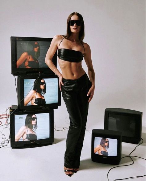 Ctrl Inspired Photoshoot, Tv Screen Photoshoot, Photoshoot Ideas Fashion Editorial, Vogue Photoshoot Ideas At Home, Leather Pants Photoshoot Ideas, Studio Shoots Creative, Studio Shoot Concept Ideas, Poses For Editorial Shoot, Fashion Studio Shoot Ideas