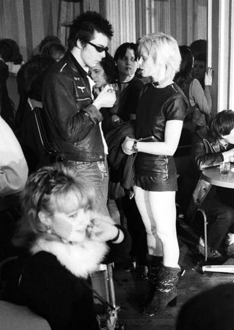 Vivienne Westwood Punk, Nancy Spungen, Brian Setzer, Vivian Westwood, Modern Vampires, Chrissie Hynde, British Punk, 70s Punk, Sid Vicious