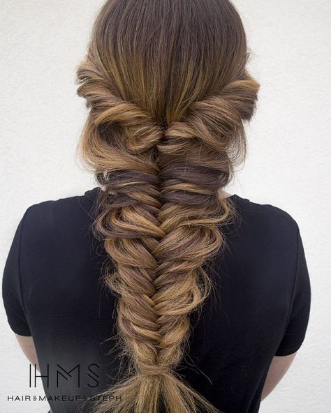 pretty braid -- loose fishtail with a twist // idea for Kim's wedding Fishtail Braid Wedding, Hair Designs For Girls, Messy Fishtail Braids, Messy Fishtail, Braids Pictures, Fishtail Braid Hairstyles, Loose Braids, Fishtail Braid, Cool Braids