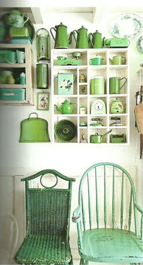 2000 Kitchen, 2000 Ideas, Vintage Green Kitchen, Pots Kitchen, Green Chairs, Vibeke Design, Living Vintage, Green Collection, Green Decor