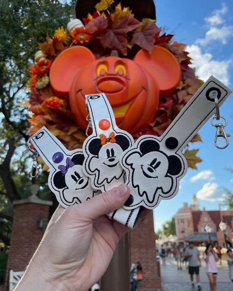 BOO to YOU!! Look how adorable these ear holders are! 👻 #earholders #disneyaddicts #disneyfashion #disneylife #handmade #disneystyle #disneyaccessories #disney #earbuddy #waltdisneyworld #disneycreators #disneyland #mouseearholders #disneygram #disneybound Halloween Mouse, Clean The House, Disney Trip Planning, Large Bow, Disney Accessories, Disney Trip, Mouse Ears, Disney Style, Badge Holders Lanyard