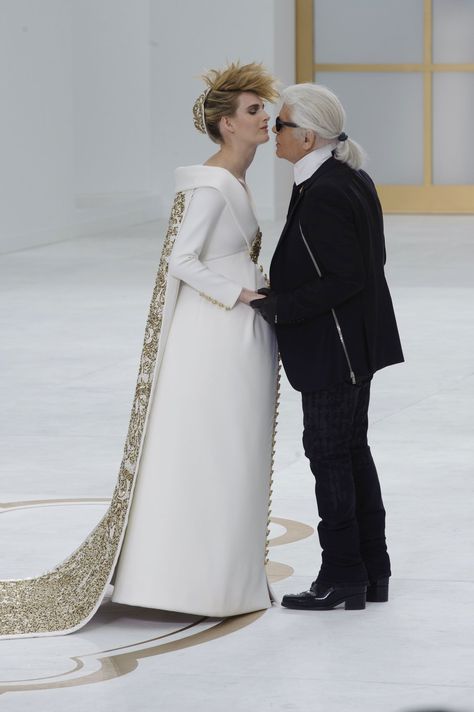 Chanel Haute Couture Fall 2014 Chanel Fall 2014, Pregnant Bride, Haute Couture Looks, Pregnant Model, London Fashion Weeks, Couture Looks, Chanel Couture, Couture Bridal, Chanel Haute Couture