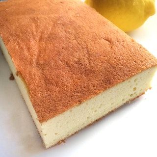 Lemon Castella Cake! A delightful Japanese sponge cake you can bake at home too! Recipe Link in comments. : Baking Castella Cake Recipe, Lemon Ideas, Castella Cake, Cupcakes Icing, Japanese Cake, Lemon Drizzle Cake, Drizzle Cake, Easy Recipes For Beginners, Food Charts