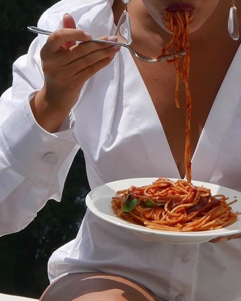 Eating Spaghetti, People Eating, Italian Summer, Pretty Food, Bari, Junk Food, Aesthetic Food, Best Foods, Rome