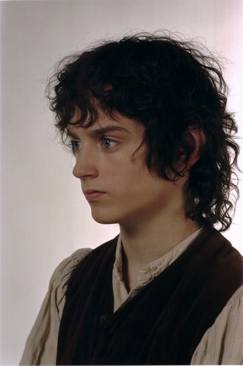 Oh my heck! He's so cute! Frodo Baggins Hair, Frodo Baggins Drawing, Elijah Wood Frodo, Frodo Baggins Cute, Frodo Baggins Costume, Frodo Baggins Aesthetic, Lotr Frodo, It Film, Lord Of Rings