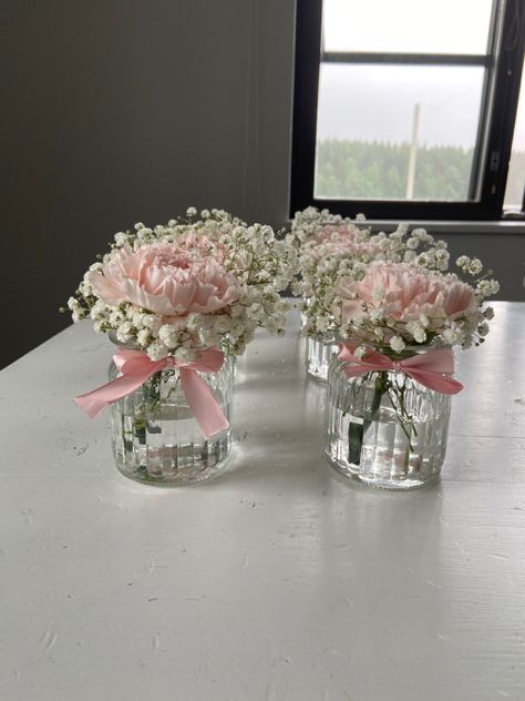 Pink Simple Centerpieces, Sweet 16 Unique Ideas, Dainty Flower Centerpieces, Table Set Up Without Plates, Light Pink Table Decor, Confirmation Ideas Decorations, Centerpieces For A Quinceanera, Pink Floral Graduation Party Decor, Christening Centerpieces Girl