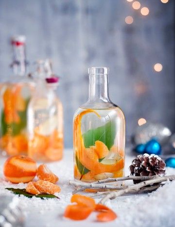 Christmas Gin Recipe With Clementine, Ginger And Bay Infuse your own gin with festive flavours, wrap it up nice and give it to a special someone this Christmas. It's a unique and thoughtful gift that's really easy to make Infused Alcohol, Gin Recipe, Christmas Gin, Edible Christmas Gifts, Infused Gin, Flavoured Gin, Gin Recipes, Homemade Food Gifts, Christmas Food Gifts