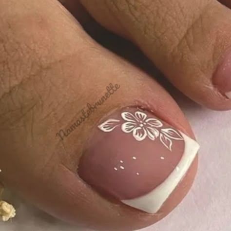 Trendy May Nails to Brighten Up Your Summer Beach Nails White, Short Nails Floral, Floral French Tip, Natural Pedicure, Pedicure Toenails, Flower Toe Nails, Pattern Nails, Nails Floral, Gel Toe Nails