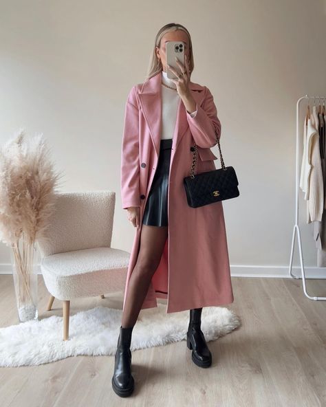 Pink Coat Outfit Winter, Pink Coat Outfit, Vinter Mode Outfits, Long Coat Outfit, Outfits For Winter, Winter Coat Outfits, Pink Trench Coat, Winter Fashion Outfits Casual, Winter Ideas