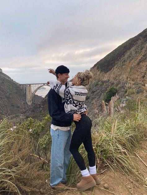 Couples Hiking Outfit, Couple Style Fashion Outfits, Cute Couple Outfits Casual, Fall Road Trip Outfit, Roadtrip Outfit, Roadtrip Outfits, Sherpa Outfit, Montana Outfits, Ranch Outfits