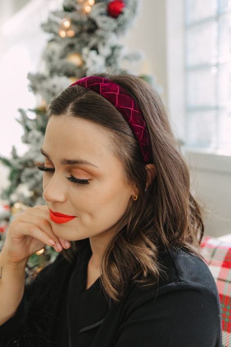 Shoulder Length Hair Headband, Christmas Headband Hairstyles, Lob With Headband, Shoulder Length Hair With Headband, Headband Hairstyles Medium Hair, Medium Length Hair With Headband, Velvet Headband Hairstyles, Hairstyles With Headbands Hair Up, Holiday Hairstyles For Short Hair