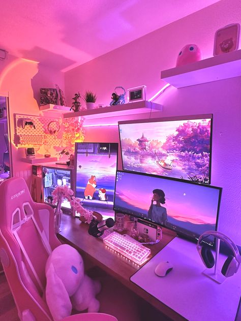 3 Monitor Gaming Setup, Pc Asethic, Gaming Room Setup Pink, Cute Desktop Setup, Japanese Gaming Setup, Streamer Setup Aesthetic, Female Gaming Setup, Pc Set Up Ideas, Aesthetic Computer Setup