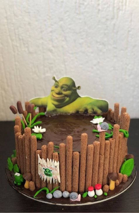 Shrek Inspired Party, Shrek Bday Cake, Shrek And Fiona Birthday Party Ideas, Shrek Birthday Cake Ideas, Shrek Food Ideas Party, Shrek Themed Desserts, Shrek Swamp Cake, Shrek Birthday Party Cake, Shriek Birthday Party Ideas