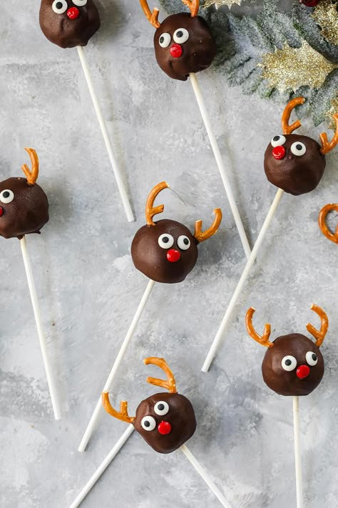 Make your own fleet of reindeer this Christmas with this cute vegan cake pop recipe! Reindeer Cake, Reindeer Cakes, Christmas Potluck, Christmas Bakes, Xmas Desserts, Xmas Baking, Cake Pop Decorating, Christmas Cake Pops, Cake Pop Ideas