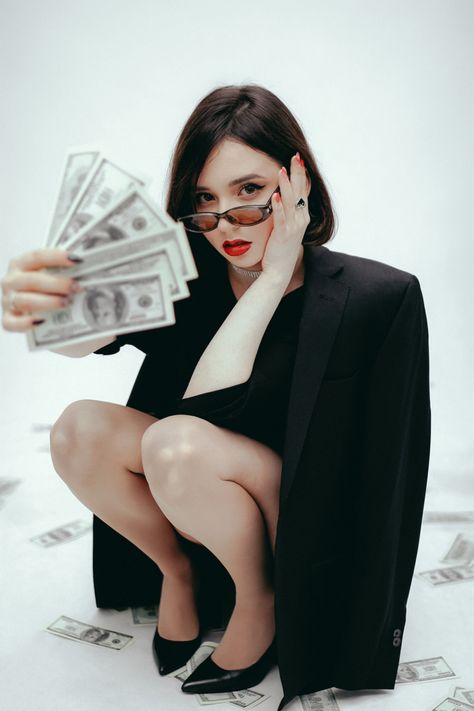 Money Photoshoot Ideas Birthday, Money Photo Shoot Ideas, Pose With Money, Money Poses For Women, Fake Money Photoshoot, Poses With Money, Monopoly Photoshoot, Posing With Money, Money Aesthetic Photoshoot