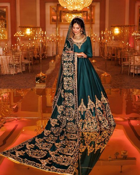 Bengali Clothes, Bride Bengali, Bangladeshi Clothes, Pakistan Street, Pakistan Street Style, London Bride, Western Wedding Dresses, Bengali Bride, Wedding Options