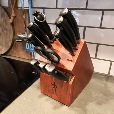 Ideas for Kitchen Countertop Decor Knife Block On Counter, Kitchen Countertops Decor Ideas, Kitchen Counter Remodel, Countertop Decor Kitchen, Classic Traditional Kitchen, Multipurpose Kitchen Island, Kitchen Countertops Decor, Kitchen Countertop Decor Ideas, Countertop Decor Ideas