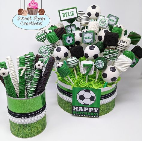 Soccer Cake Pops, Soccer Party Food, Soccer Treats, Soccer Cookies, Soccer Cupcakes, Hampers Idea, Soccer Party Decorations, Soccer Ball Cake, Soccer Theme Parties