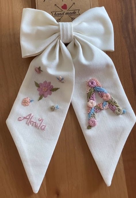 Embroidery Designs Hairband, Hair Bows Curly Hair, Hair Bow Design, Hair Bows Diy Ribbon, White Hair Bow, Embroidered Hair Bows, Diy Hair Scrunchies, Diy Hair Accessories Ribbon, Bows Diy Ribbon