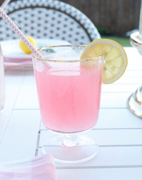 Limonada rosa para servir en tu fiesta Pink Lemonade Cheesecake, Homemade Pink Lemonade, Pink Lemonade Recipe, Pink Lemonade Frosting, Pink Lemonade Margarita, Pink Lemonade Pie, Lemonade Cake Recipe, Pink Lemonade Cookies, Pineapple Lemonade Recipe