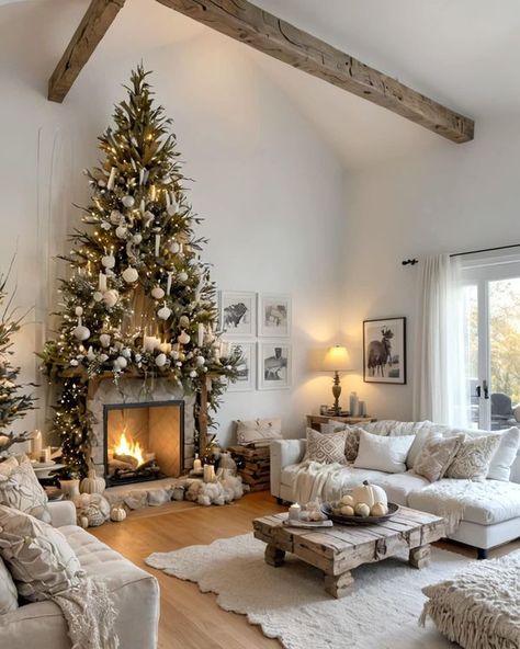 Cozy Christmas Living Room, Christmas Decor Inspiration, Christmas Interiors, Christmas Room Decor, Christmas Living Rooms, Christmas Fireplace, Christmas Room, Christmas Mantels, Country Christmas