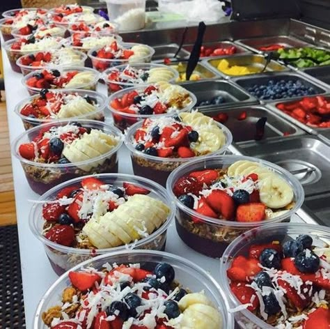 Acai Bowl Takeaway, Acai Bowl Topping Ideas, Mini Acai Bowls, Acai Bowl Party, Smoothie Shop Design Ideas, Acai Bowl Bar Party, Smoothie Bowl Business, Açaí Bowl Bar, Healthy Food Truck Ideas