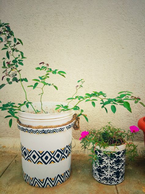 Plastic Bucket Decorating Ideas, Paint Bucket Ideas Flower Pots, Pots Painting, Cement Pots Diy, Paper Butterfly Crafts, Plant Pots Crafts, Painted Tin Cans, Home Wall Painting, Pots Diy