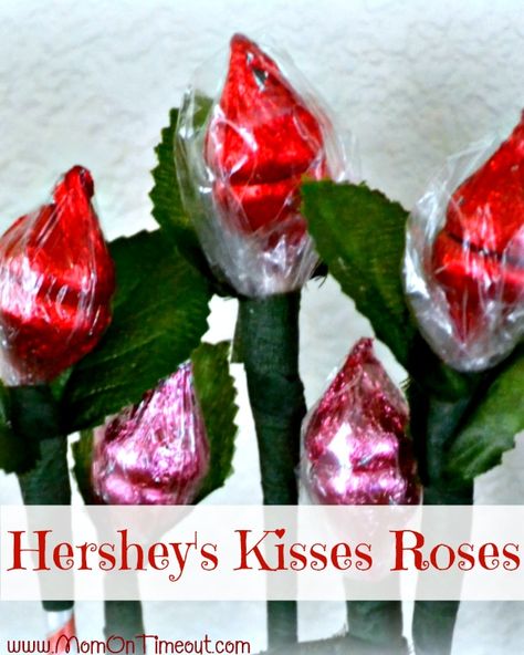 Hershey's Kisses Roses from MomOnTimeout.com | Perfect for weddings, Valentine's Day, anniversaries and more! #ValentinesDay #craft Hershey Kiss Flowers, Hershey Kiss Roses, Hershey Kiss Valentine, Valentinstag Party, Rose Crafts, Hershey's Kisses, Edible Crafts, Candy Flowers, Rose Tutorial