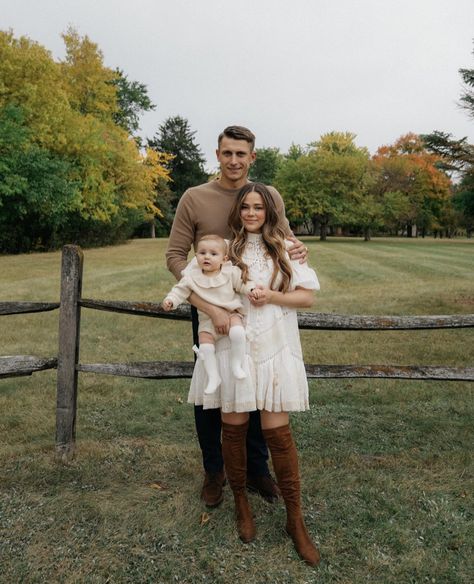 Fall Family Photos Christmas Tree Farm, Family Outfit Christmas Pictures, Burberry Family Photo Outfits, Ralph Lauren Family Photos, Holiday Family Photo Ideas Outfit, Outfit Ideas For Family Pictures Winter, Boho Christmas Outfits Family, Family Of Three Photoshoot Outfits, Family Photos Woods Outdoor